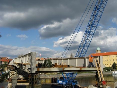 Podebrady Elbe River Road Bridge: New steel deck floor has been moved across Elbe river