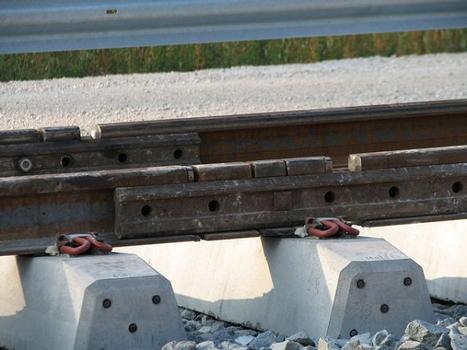 Pose des voies - Détail raccordement provisoire de deux rails avant soudure