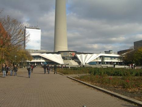 Pavillons au pied de la tour de télévision de Berlin