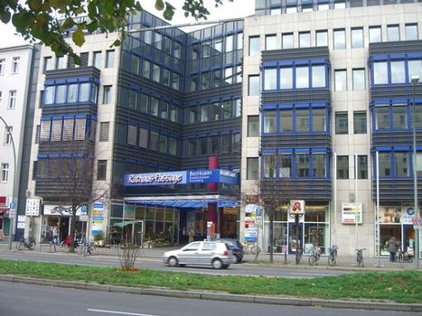 Bezirksamt mit Durchgang Rathauspassage in der alten Frankfurter Allee mit diesem Neubau in Berlin Kreuzberg - Friedrichshain OT Friedrichshain
