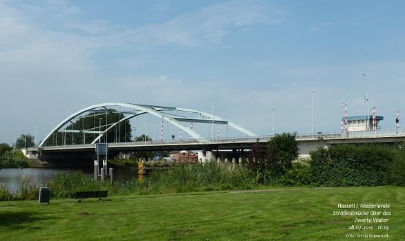 Hasselt / Overijssel: Straßenbrücke über das Zwarte Water