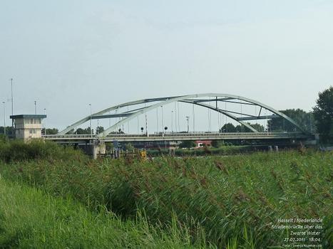 Hasselt / Overijssel: Straßenbrücke über das Zwarte Water