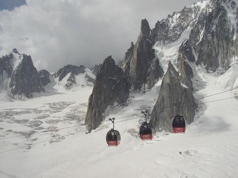 Les Télécabines survolant la Vallée Blanche - Glacier du Mont-Blanc