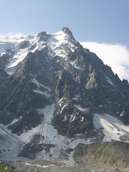 Second Half of the way to the Aiguille du Midi.
Picture taken from Plan de l'Aiguille (2354m) looking in the direction of the final station (3800m)