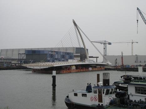 La superstructure du pont Samuel-Beckett sur une barge aux Pays-Bas