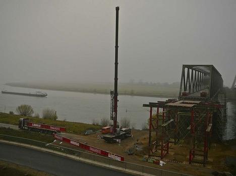 Alte Rheinbrücke Wesel die Traggerüste werden montiert 24 November 2011