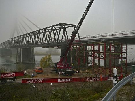 Alte Rheinbrücke Wesel die Traggerüste werden montiert 24 November 2011