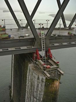 Alte Rheinbrücke Wesel Stützgerüst wird angebaut 24 November 2011