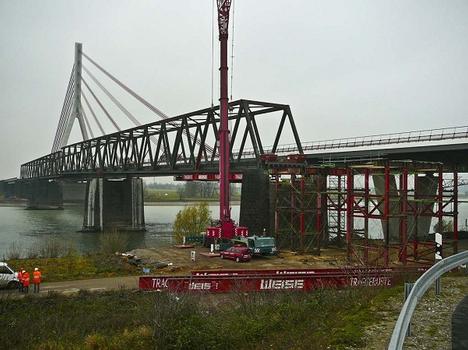 Alte Rheinbrücke Wesel die Traggerüste werden montiert 25 November 2011