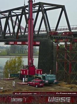 Alte Rheinbrücke Wesel die Traggerüste werden montiert 25 November 2011