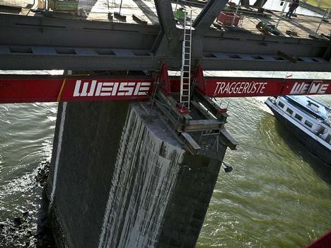 Alte Rheinbrücke Wesel die Traggerüste sind montiert 30 November 2011