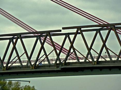 Alte Rheinbrücke Wesel die Brücke ist in der Mitte zerteilt 5 Oktober 2011