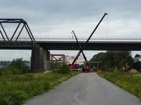 Aufbau der Verschiebebühne für die alte Rheinbrücke Wesel am 07.September 2011