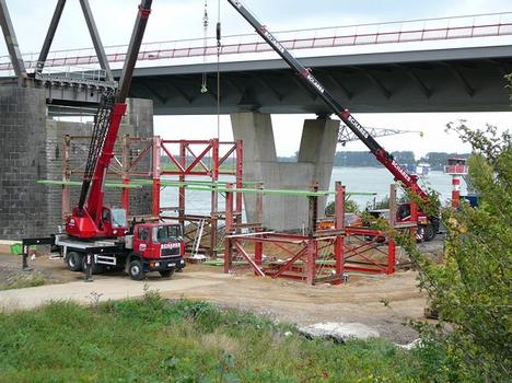 Aufbau der Verschiebebühne für die alte Rheinbrücke Wesel am 07.September 2011