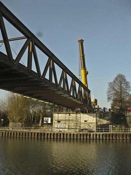 Krudenberger Landstr. Brücke WDK-km 12,240_Absenken der Behelfsbrücke