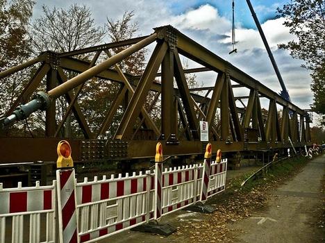 Krudenberger Landstr. Brücke WDK-km 12,240 Aufbau einer Behelfsbrücke, die Brücke wird immer länger