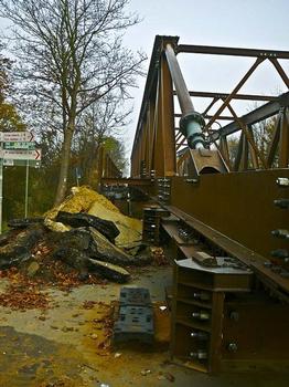 Krudenberger Landstr. Brücke WDK-km 12,240 Aufbau einer Behelfsbrücke, die Brücke ist fast fertig