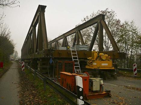 Krudenberger Landstr. Brücke WDK-km 12,240 Aufbau einer Behelfsbrücke, die Winden sind in Position gebracht