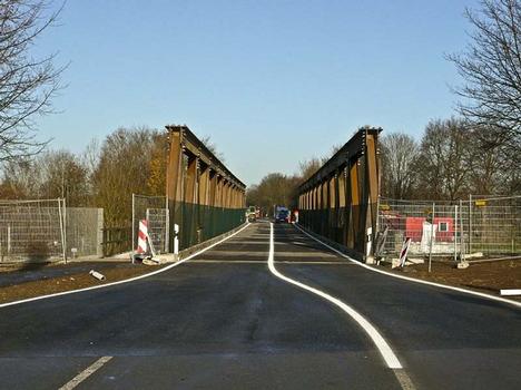 Krudenberger Landstr. Brücke WDK-km 12,240_Die Behelfsbrücke Hünxe wird für den Verkehr freigegeben