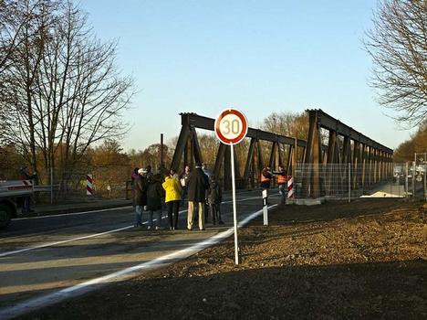Krudenberger Landstr. Brücke WDK-km 12,240_Die Behelfsbrücke Hünxe wird für den Verkehr freigegeben