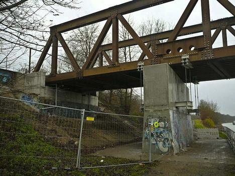 Krudenberger Landstr. Brücke WDK-km 12,240_Die Behelfsbrücke in Hünxe ist fertig und befahrbar
