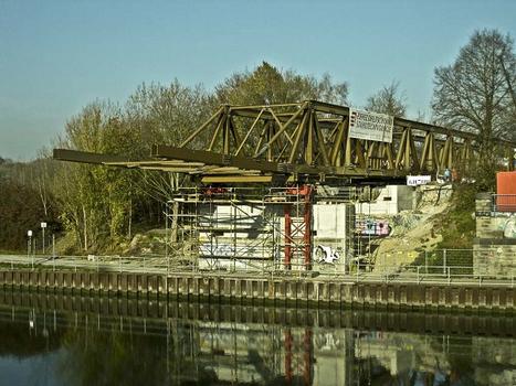 Krudenberger Landstr. Brücke WDK-km 12,240_Verschieben der Behelfsbrücke