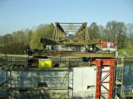 Krudenberger Landstr. Brücke WDK-km 12,240_Verschieben der Behelfsbrücke
