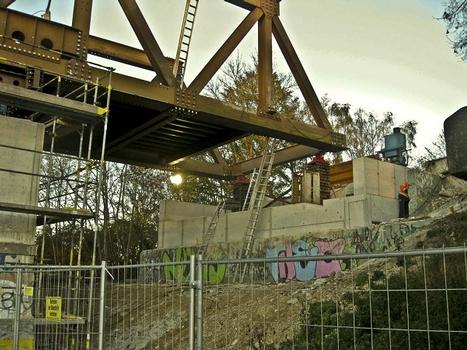 Krudenberger Landstr. Brücke WDK-km 12,240_Vorbereitung zum Absenken Behelfsbrücke