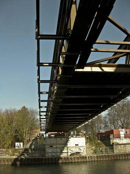 Krudenberger Landstr. Brücke WDK-km 12,240_Vorbereitung zum Absenken der Behelfsbrücke