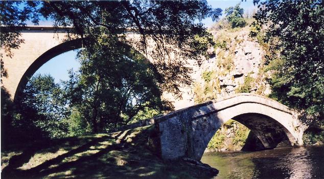 Vieux pont de Pierre-Perthuis