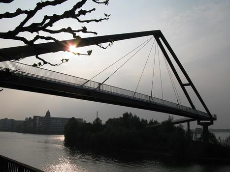 Düsseldorf, Fußgängerbrücke im Medienhafen