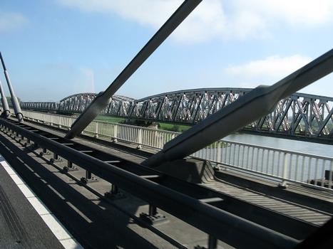 Dr. W. Hupkes-Brücke, Zaltbommel, NLEisenbahnbrücke über den Waal neben der A2-Brücke : Dr. W. Hupkes-Brücke, Zaltbommel, NL Eisenbahnbrücke über den Waal neben der A2-Brücke