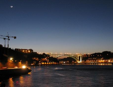 Porto, Ponte de Arrabida bei Nacht