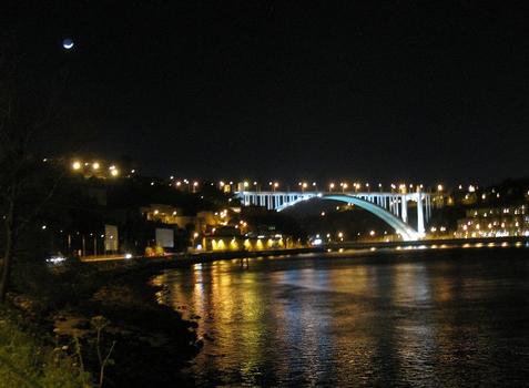 Porto, Ponte de Arrabida bei Nacht