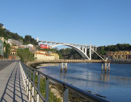 Porto, Ponte de Arrabida und Fußgängerstege über dem Douro-Ufer