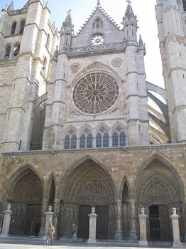 León, Kathedrale, Blick vom Kreuzgang auf die Kathedrale