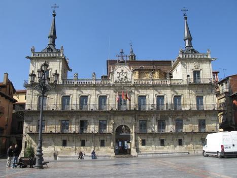 León, Plaza Mayor, altes Rathaus von 1677