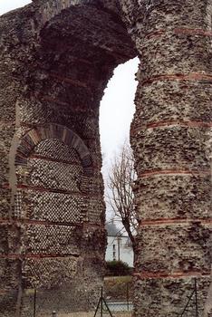 Lyon - Ste.Foy, römisches Aquädukt