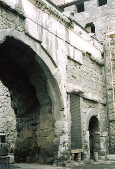 Aosta, Porta Praetoria, Doppeltor in der römischen Stadtmauer