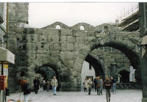Aosta, Porta Praetoria, Doppeltor in der römischen Stadtmauer