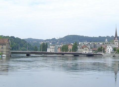 Pont sur le Rhin à Feuerthalen:Pont en poutre à hauteur variable avec trois travées et une longueur totale de 110 mètres