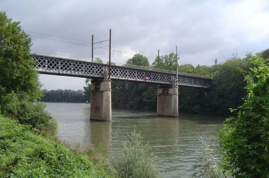 Eisenbahnbrücke Le Pecq:Die Eisenbahnbrücke von Le Pecq hat Gitterträger über der Seine und Steinbögen über dem linken Vorland