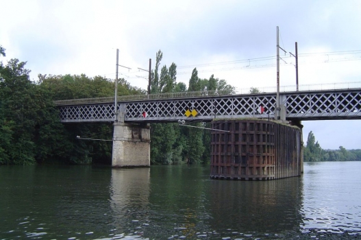 Eisenbahnbrücke Le Pecq : Die Eisenbahnbrücke von Le Pecq hat Gitterträger über der Seine und Steinbögen über dem linken Vorland