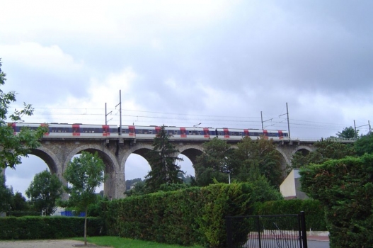 Eisenbahnbrücke Le Pecq:Die Eisenbahnbrücke von Le Pecq hat Gitterträger über der Seine und Steinbögen über dem linken Vorland