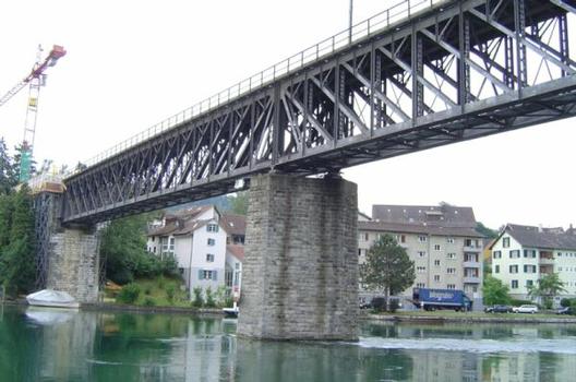 Eisenbahnbrücke Schaffhausen - Feuerthalen: Der Fachwerkbalken mit obenliegendenm Gleis führt über 2 Stromfelder. An beiden Seiten schließen sich Vorbrücken mit Rundbogen an. Länge: 262 m