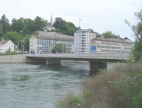 Rheinbrücke Schaffhausen neben der Rheinbrücke der N4 : Für den Abzweig in die Stadt wurde neben der Schrägseilbrücke der Umgehungsstraße eine gesonderte Brücke errichtet. Sie hat einen Betonbalken über 3 Felder. Länge 90 m