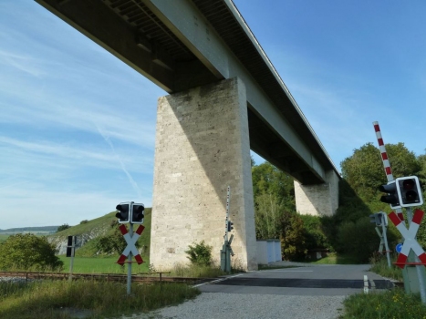 Die erste Donautalbrücke iin Untermarchtal wurde zwischenzeitlich durch einen Neubau ersetzt.
: Die erste Donautalbrücke iin Untermarchtal wurde zwischenzeitlich durch einen Neubau ersetzt.