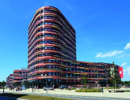 Der geschwungene bunte Neubau der BSU Hamburg ist das größte Hochbauprojekt der Internationalen Bauausstellung 2013 in Hamburg