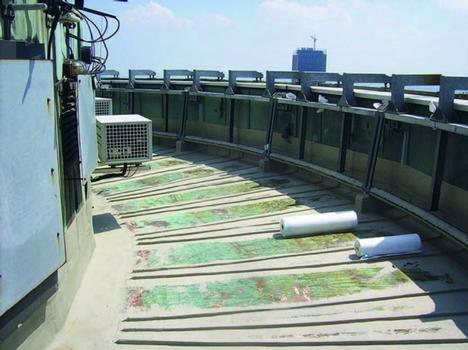 Fachverarbeiter der Schmitzer Dach & Bau GmbH haben die Details auf dem Metalldach des Aussichtsturms in Wien vliesarmiert abgedichtet