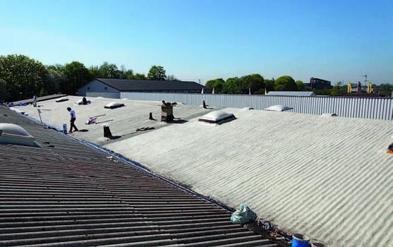 Die 1.300 m² große Dachfläche eines technischen Großhandels in Duisburg-Hochfeld war Sanierungsbedürftig, da sie der starken Sonneneinstrahlung nicht mehr standhielt